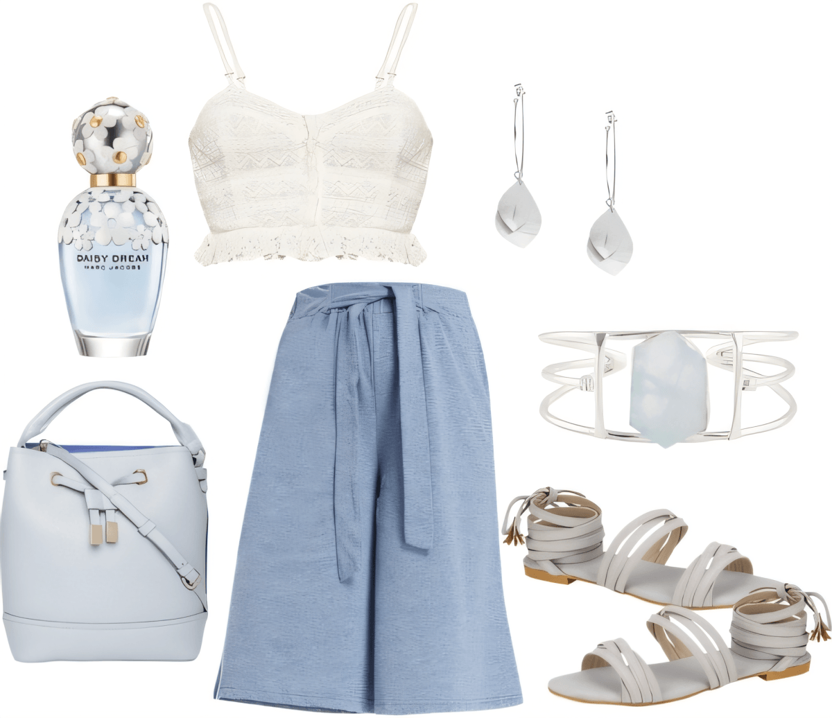 Conjunto ligero de verano con top corto de encaje blanco, falda midi azul pálido, sandalias plateadas, bolso azul claro y delicados accesorios plateados.