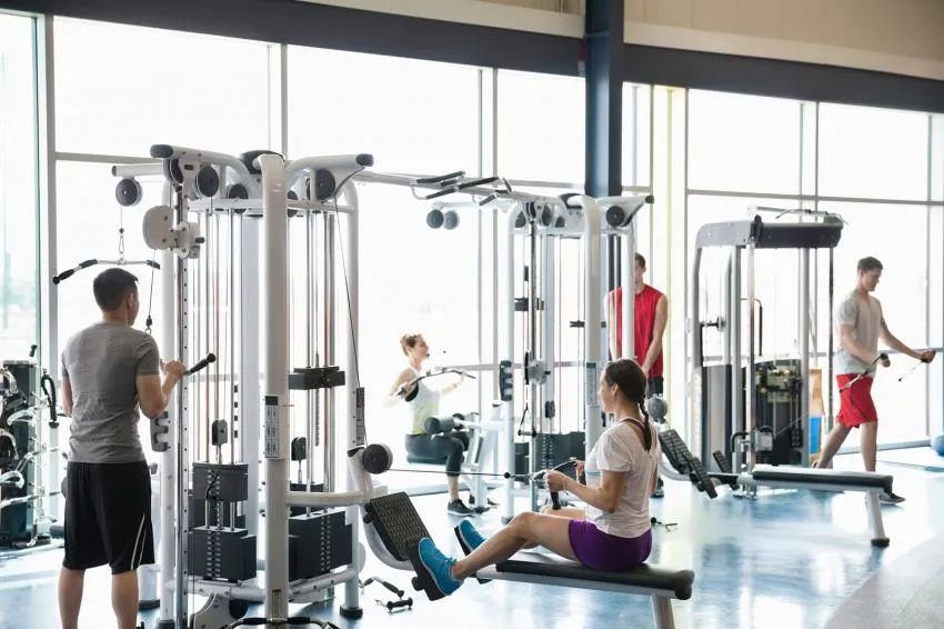 Diferentes equipos de gimnasio different gym equipment
