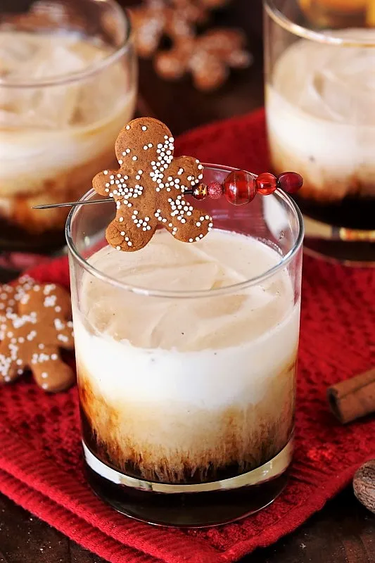 Pan de jengibre blanco ruso A drink with a gingerbread man