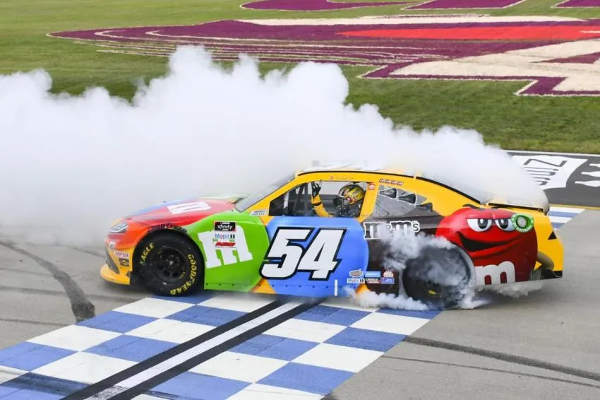 Kyle Busch wins at Nashville