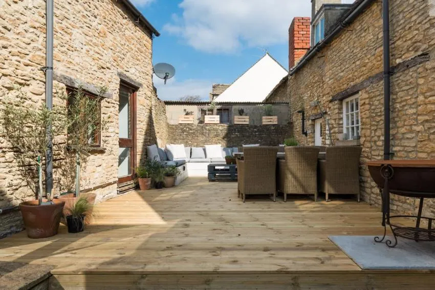 15 Airbnb Cottages Inspired By The Holiday Movie Cotswold Cottage, South Cerney, England