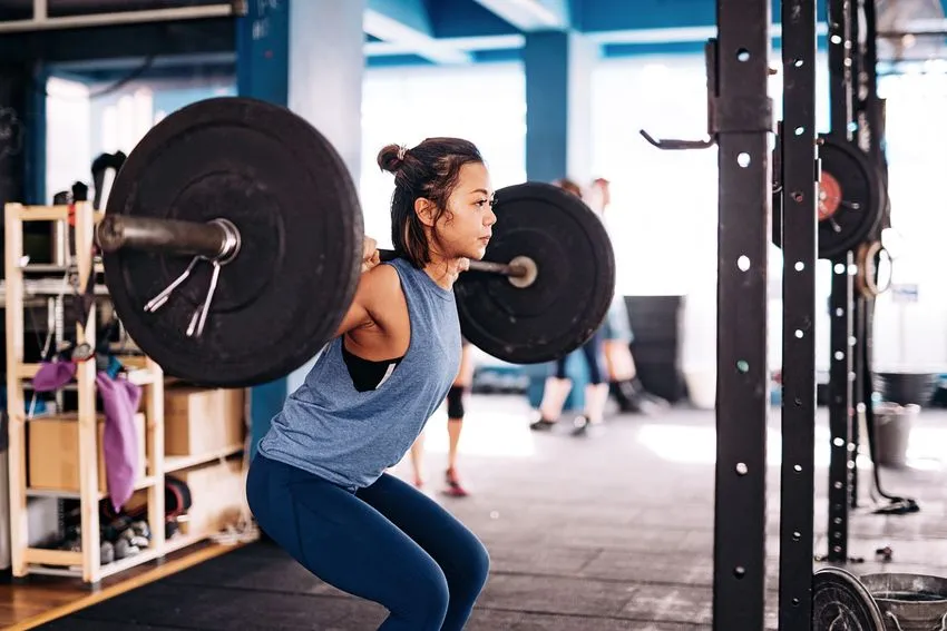 a women weightlifting