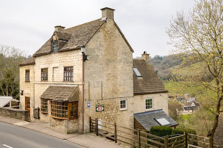 15 Airbnb Cottages Inspired By The Holiday Movie The Yew Tree Holiday Cottage, Brimscombe, England