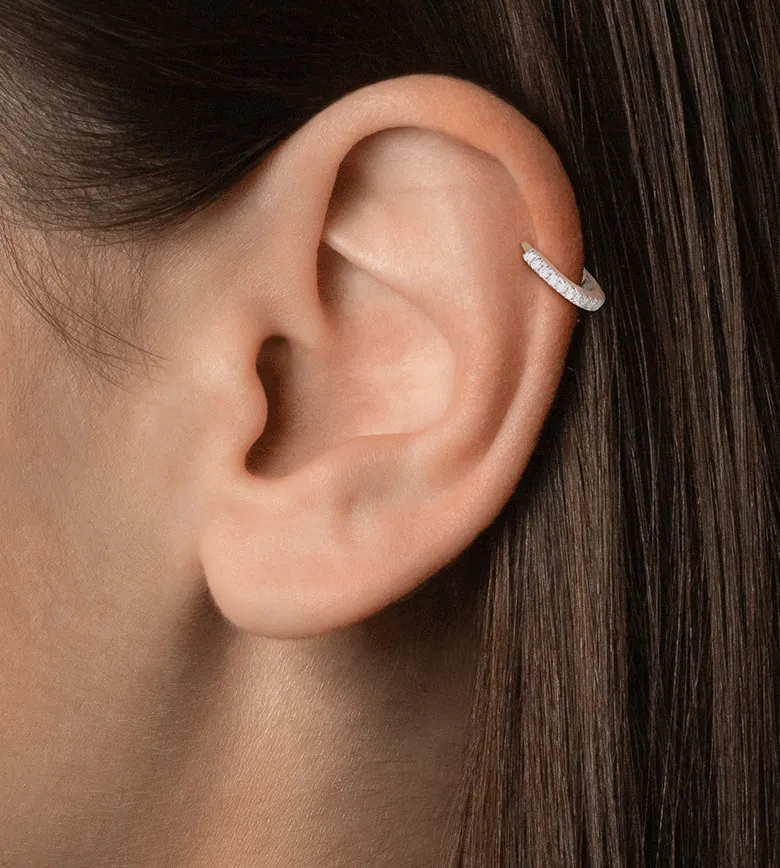 Mujer con piercing en la hélice woman with helix piercing
