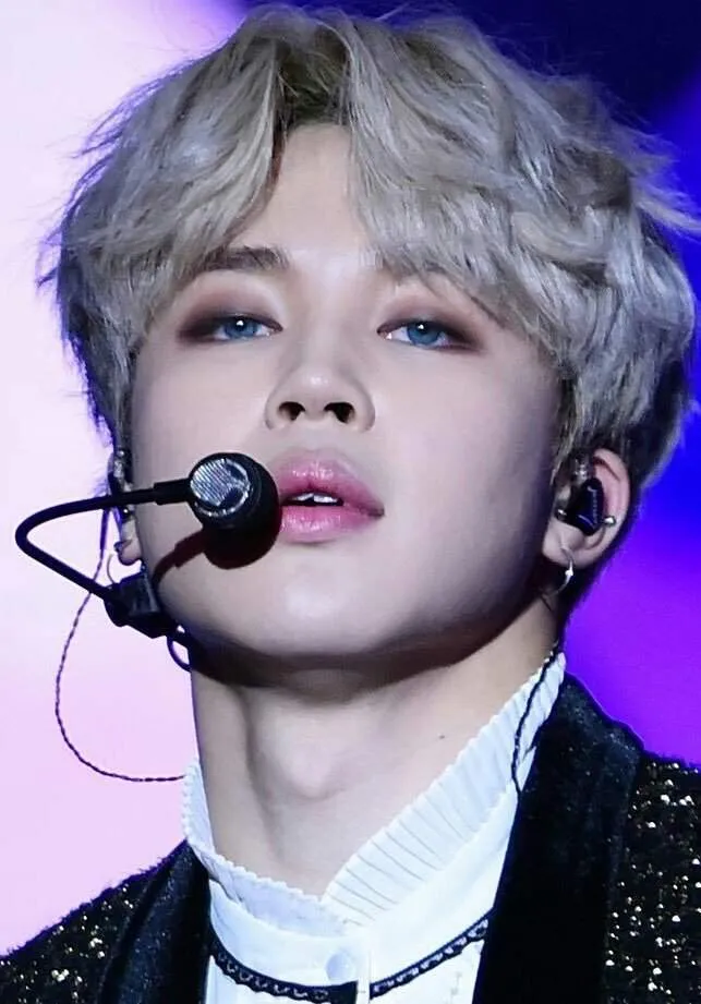 Miembro de BTS usando maquillaje BTS member wearing makeup