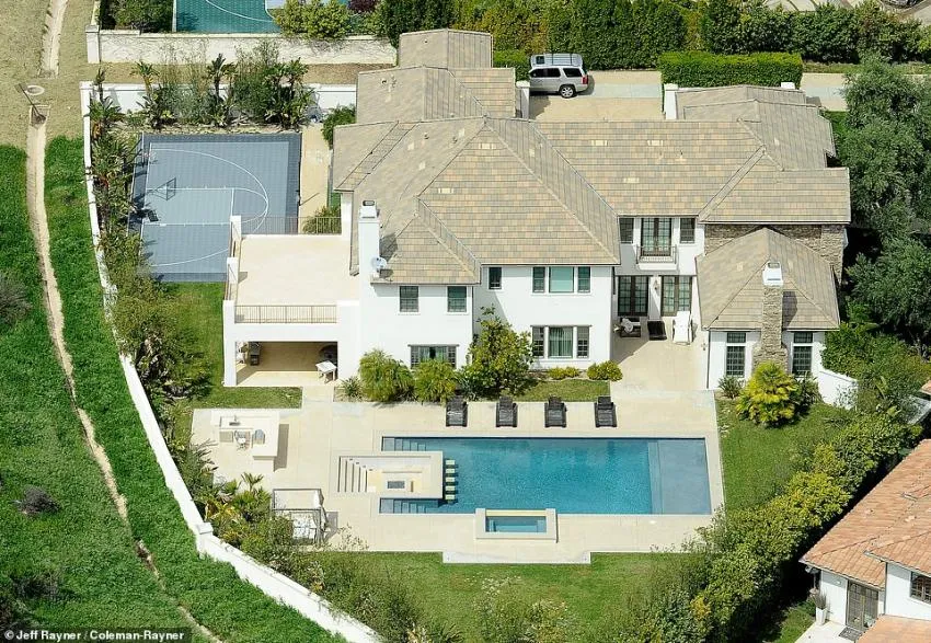 Katie Holmes House Katie's Huge Home in Calabasas