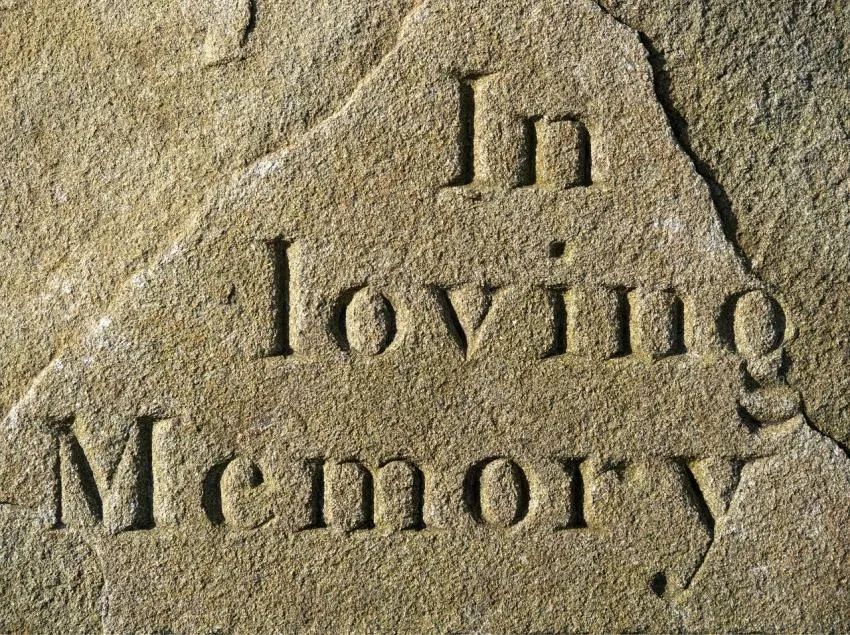 Piedra en memoria Stone inscribed with the words In Loving Memory