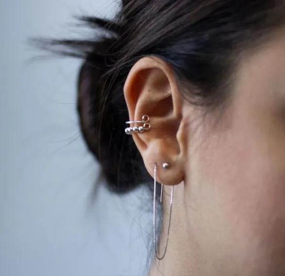 Perforaciones de doble lóbulo y doble caracola Woman with double Lobe & Double Conch Piercings