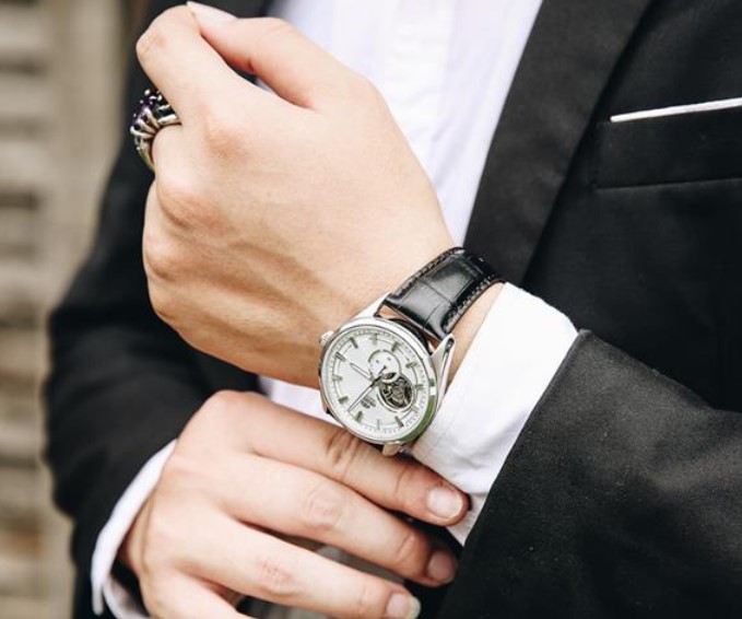 Mua đồng hồ đeo tay nam chính hãng ở đâu?