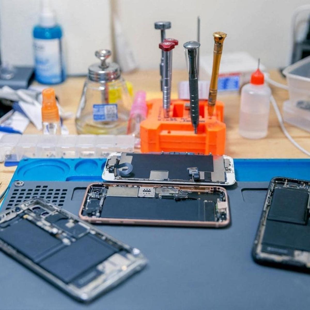 Emergency Mobile Repair Services In Dubai – Who To Call? Emergency Mobile Repair Services In Dubai – Who To Call? by GravityForce25
