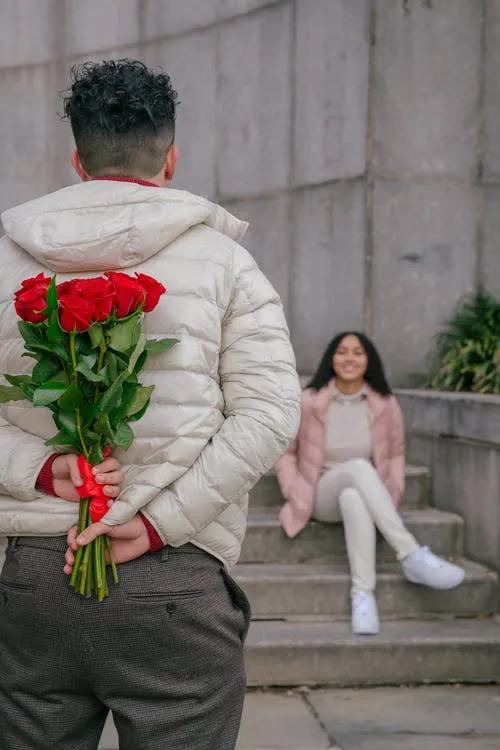 Hombre sorprende a su novia con flores man surprises his girlfriend with a present