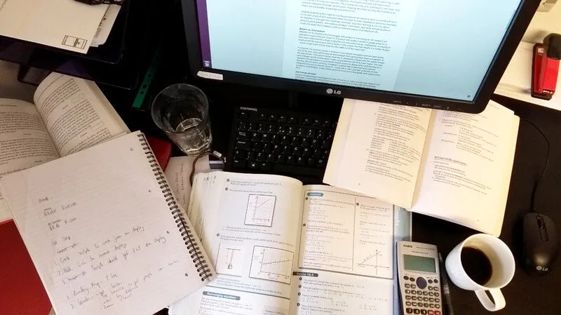 Una colección de notas y libros de texto necesarios para estudiar. A collection of notes and textbooks needed for studying