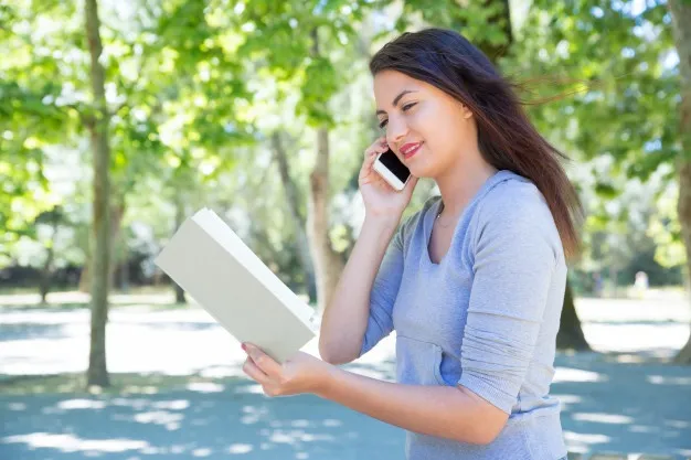Lee con tu pareja Reading together; long-distance relationship; pandemic relationships; girl reading in park