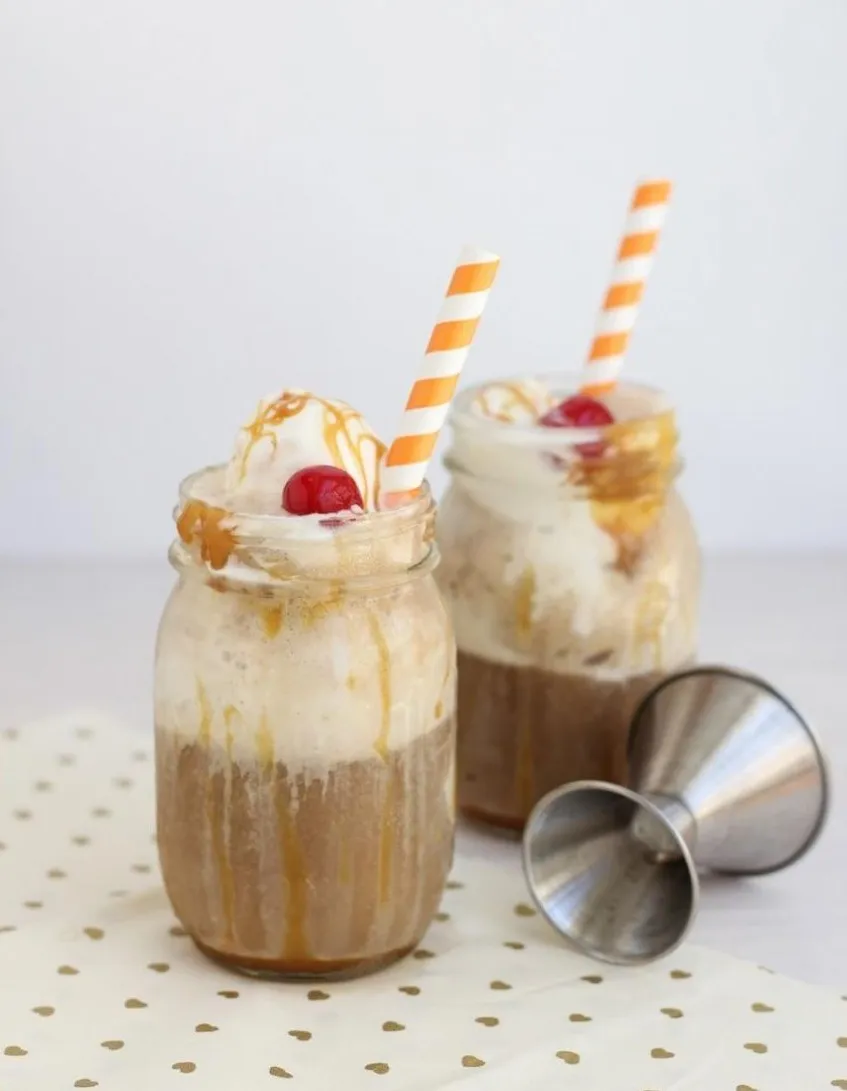 Helado flotante de ron con mantequilla y alcohol A delicious-looking float with a cherry and caramel