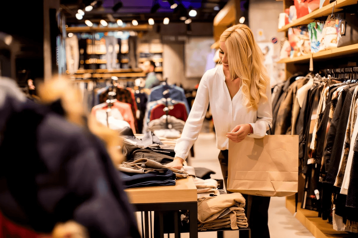Des moyens simples pour offrir un excellent service client dans le commerce de détail by Lashay Deloach