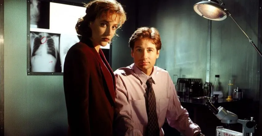 FBI agents Fox Mulder (David Duchovny) and Dana Scully (Gillian Anderson) FBI agents Fox Mulder (David Duchovny) and Dana Scully (Gillian Anderson)