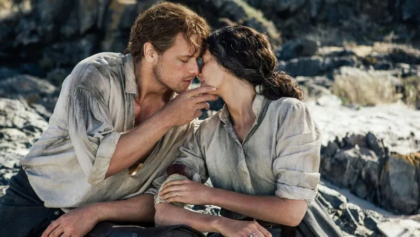 Fotograma de la serie Outlander outlander series still jamie claire fraser