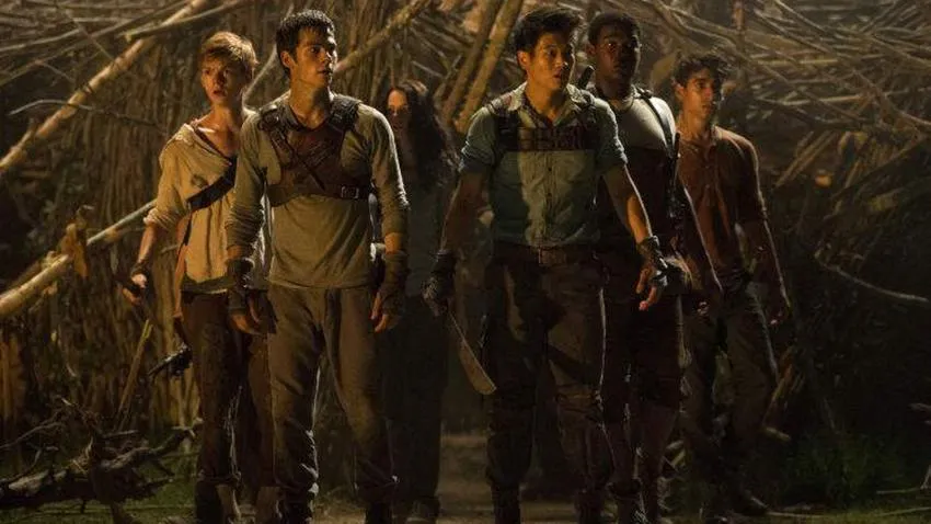 Fotograma de la película Maze Runner maze runner movie still dylan o'brien outside maze
