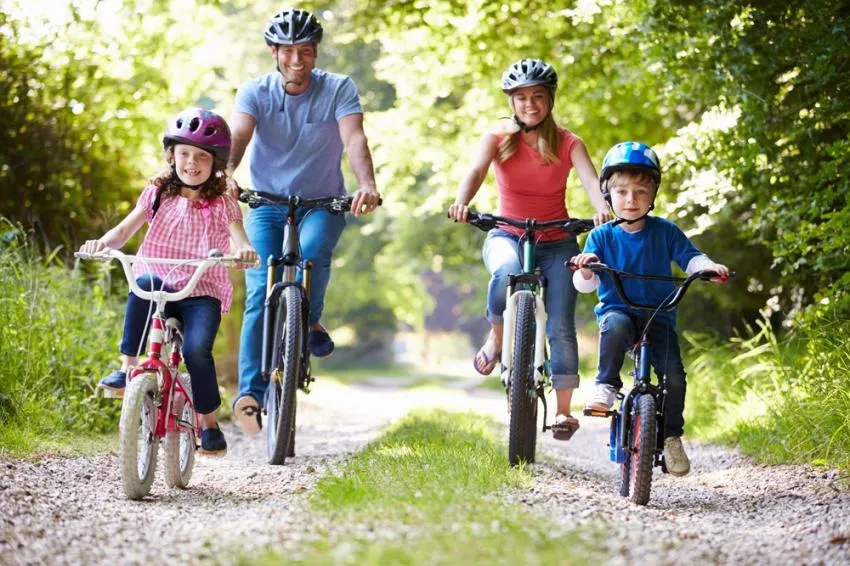 Use un casco mientras anda en bicicleta wear a helmet while biking