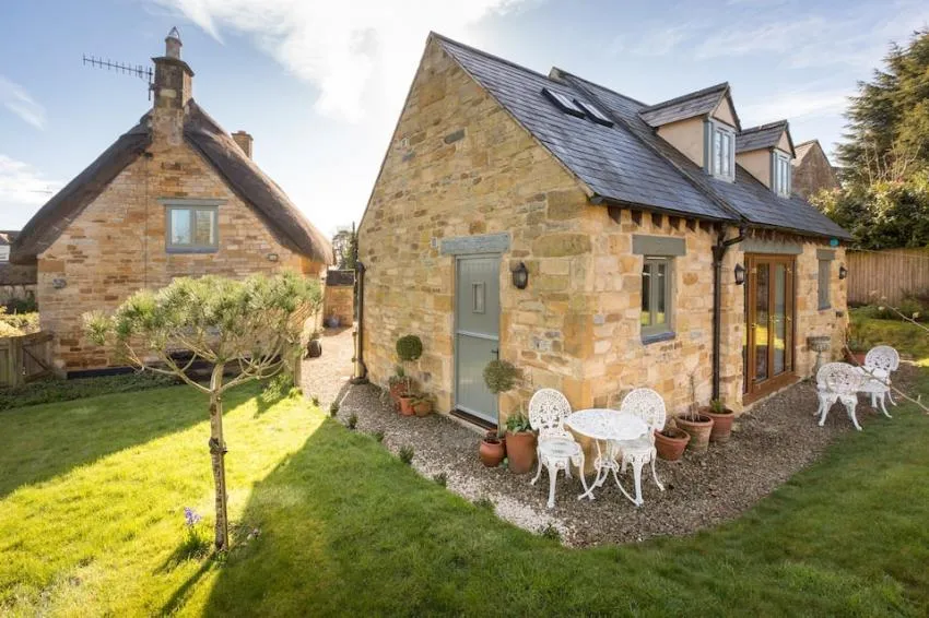 15 Airbnb Cottages Inspired By The Holiday Movie Cotswold Village, Stretton-on-Fosse, England