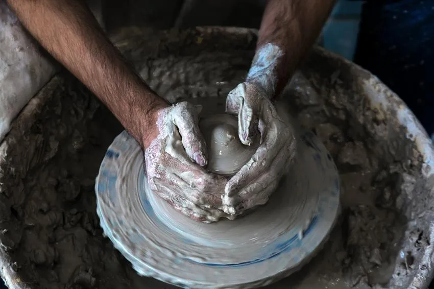 hands doing pottery hands doing pottery