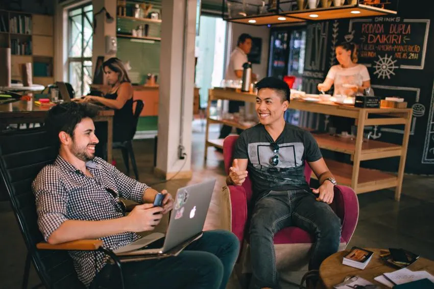 Tiendas locales 10 Things to Do When You Move to a New Town Alone