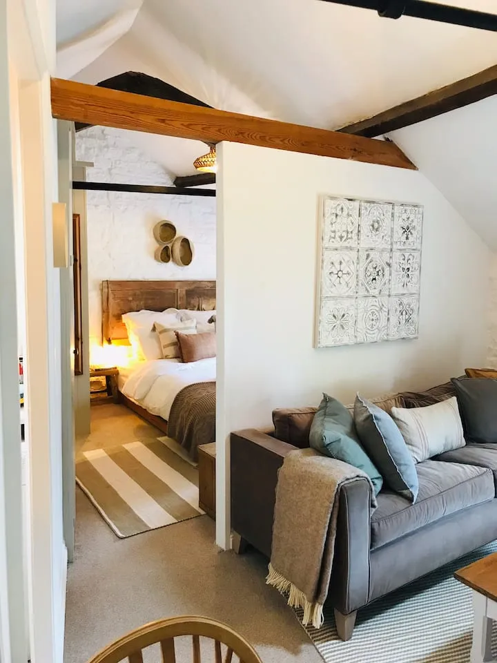 15 Airbnb Cottages Inspired By The Holiday Movie The Saddler, Gloucestershire, England