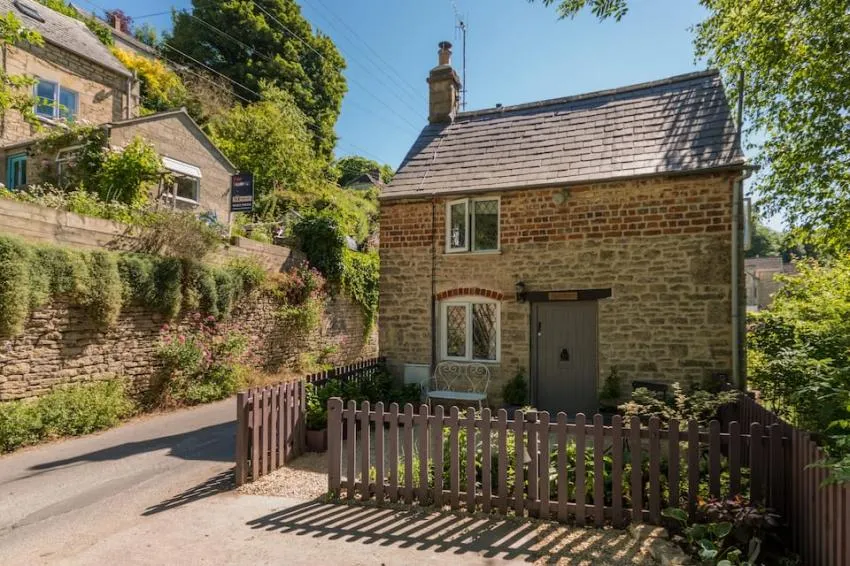 15 Airbnb Cottages Inspired By The Holiday Movie Minnow Cottage, Chalford, England