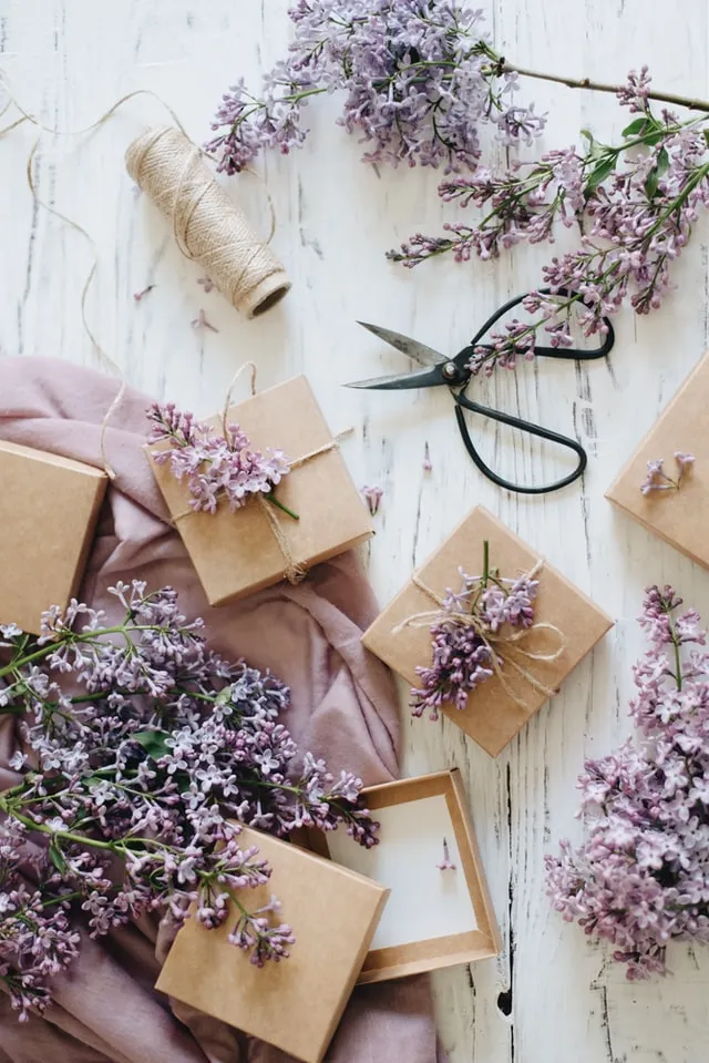 regalos lilac decorated gifts