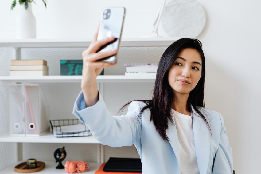 Taking a selfie how to make a creative post for your personal Instagram