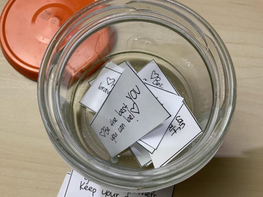 Inspirational quotes jar, easy and cheap DIY gifts