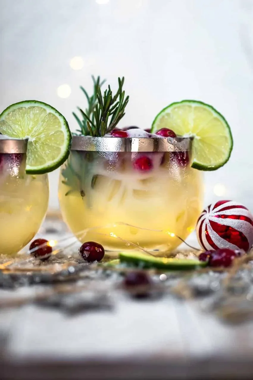 Tequila sour blanco navideño A christmassy drink in a glass