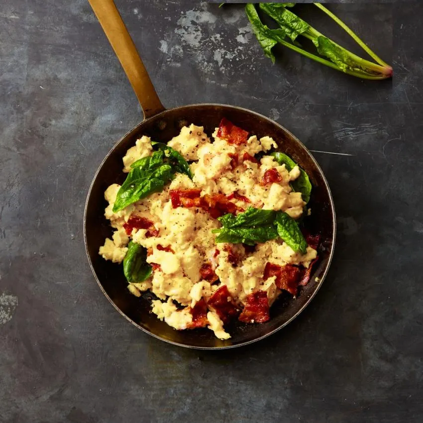 https://hips.hearstapps.com/hmg-prod.s3.amazonaws.com/images/gruyere-bacon-and-spinach-scrambled-eggs-1608648723.jpg?crop=0.847xw:0.891xh;0.0969xw,0&resize=980:*