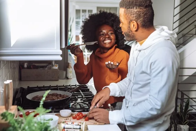 pareja cocinando couple cooking