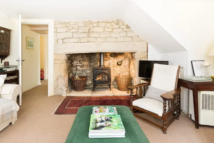 15 Airbnb Cottages Inspired By The Holiday Movie Weavers Cottage Painswick, England