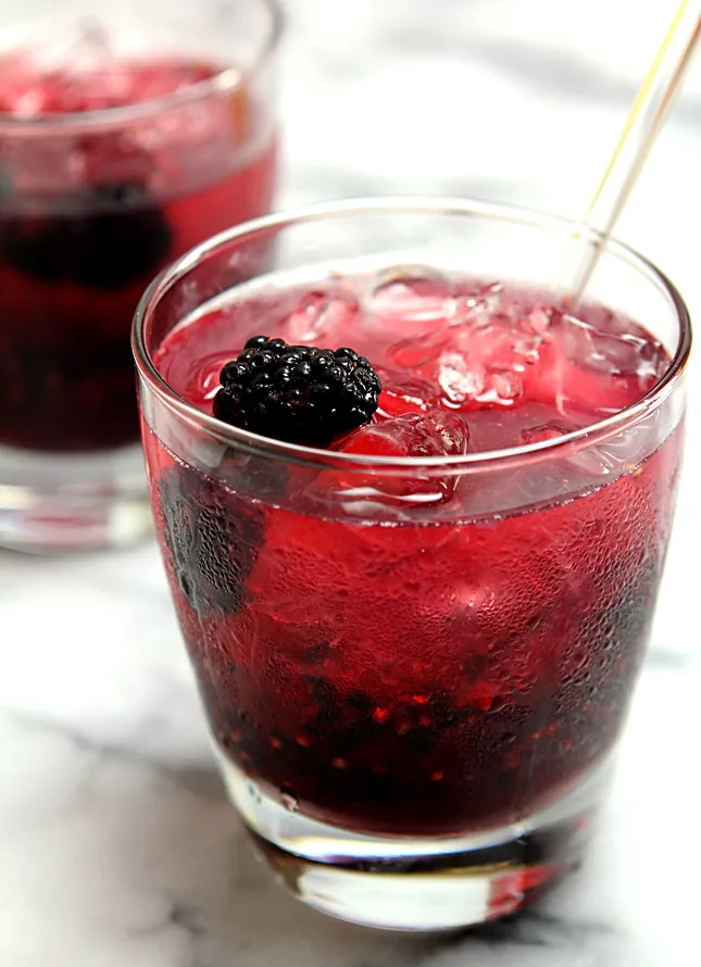 Cóctel de moras y zarzamoras Blackberry cocktail