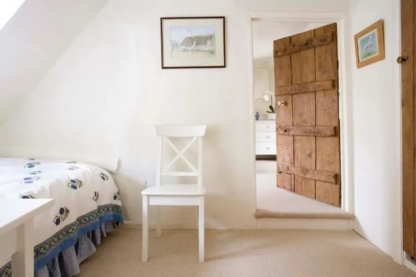 15 Airbnb Cottages Inspired By The Holiday Movie Idyllic Thatched Cottage On Edge of Cotswold, Halford, England