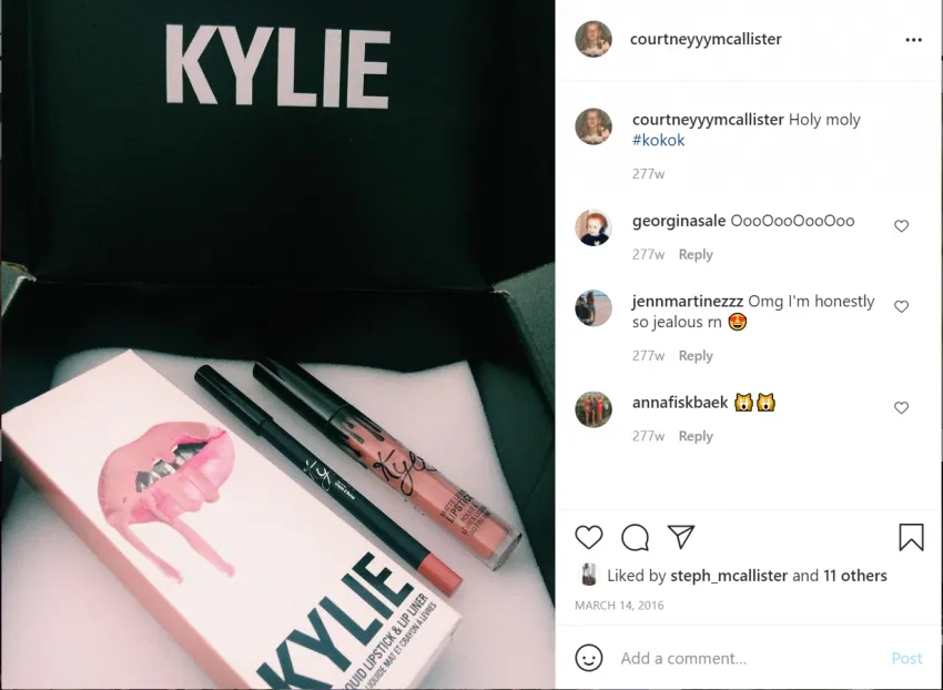 La combinación de delineador de labios y lápiz labial líquido fue la responsable de que los jóvenes de todo el mundo programaran sus alarmas The lip liner and liquid lipstick combination were responsible for young people globally setting their alarms