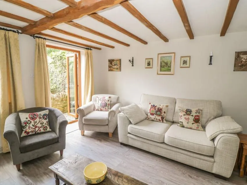15 Airbnb Cottages Inspired By The Holiday Movie Manor Farm Cottage, Stretton-on-Fosse, England