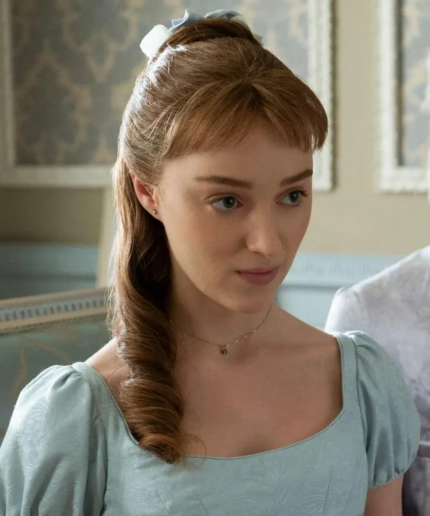 Phoebe Dveynor as Daphne Bridgerton