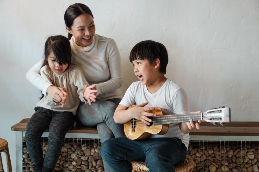 Singing together Singing, fun things to do at home to cure boredom alone or with others