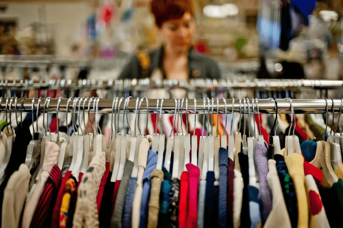 Le shopping d'occasion et son impact sur la durabilité by Lorrdyn
