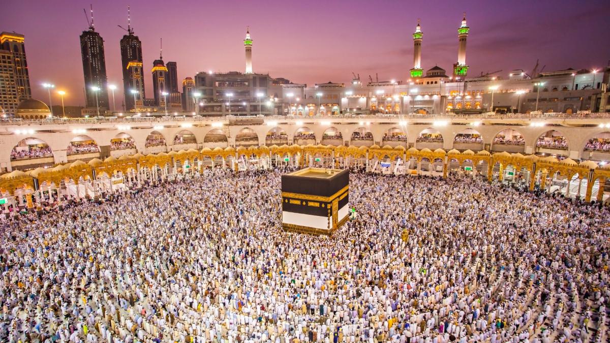 Experience The Holy Journey For Less: A Guide To Budget Umrah by haramtravel