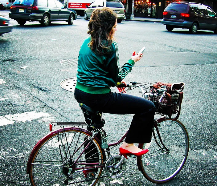 andar en bicicleta y enviar mensajes de texto biking and texting