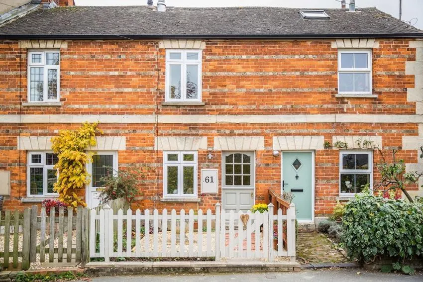15 Airbnb Cottages Inspired By The Holiday Movie Cosy Cotswold Cottage, Winchcombe, England