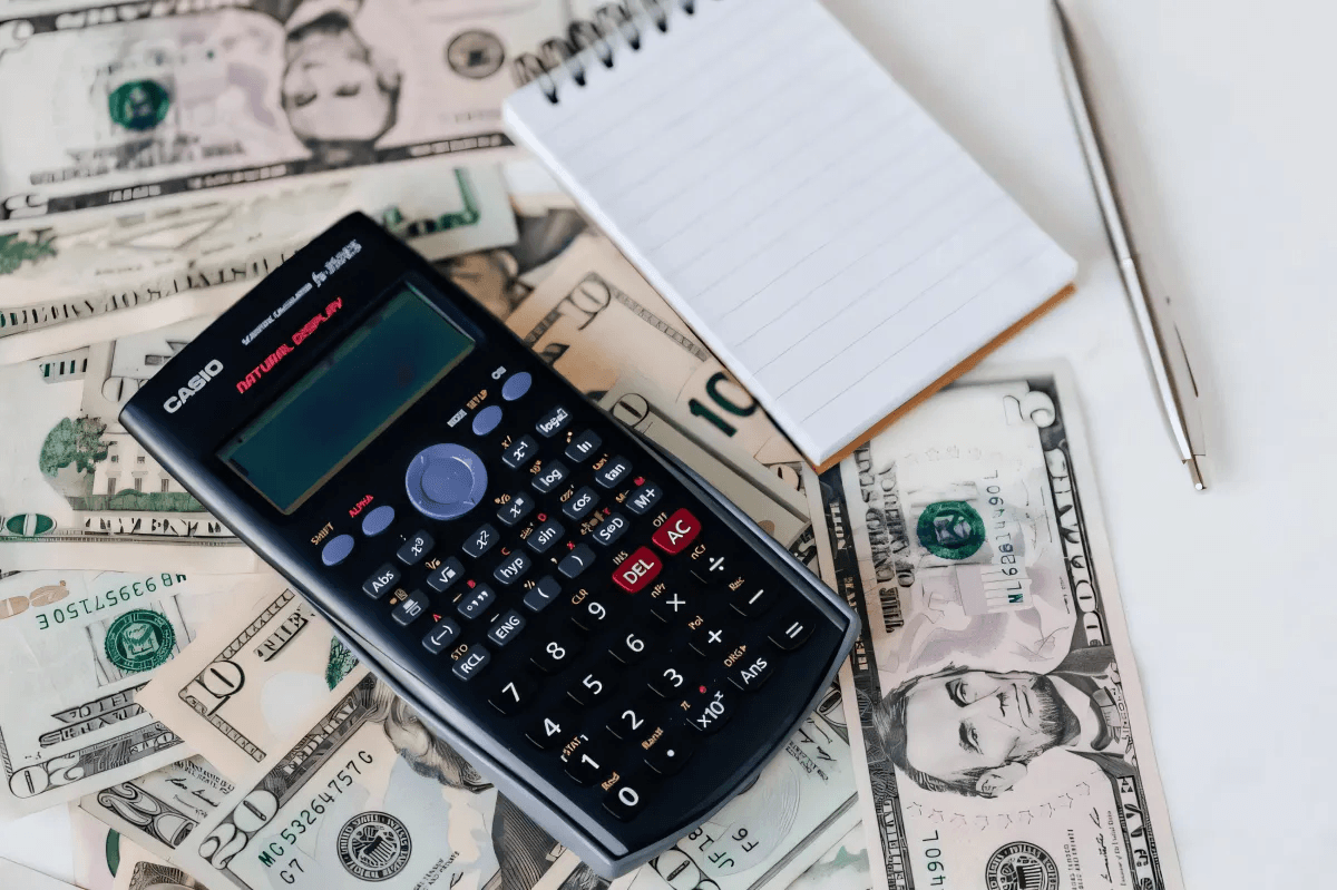 10 idées pour planifier un budget pour vos vacances sans épuiser toutes vos économies by R.K. Wickham